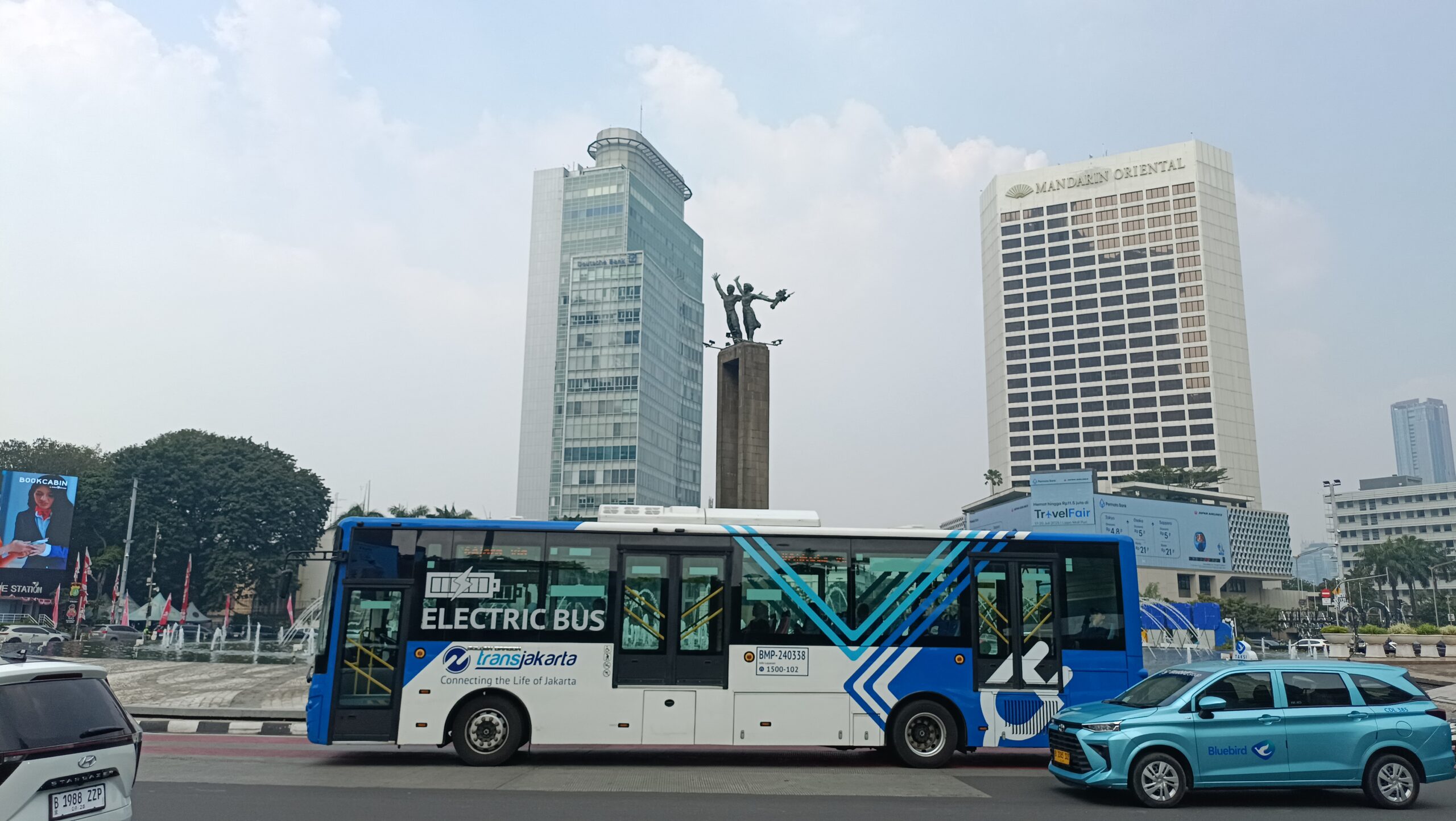 Transjakarta_Electric_Bus_at_Bundaran_HI